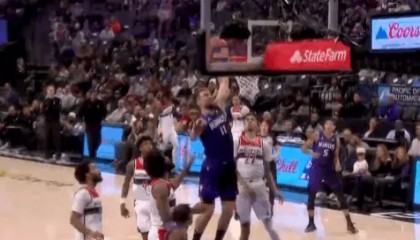 PG电子游戏试玩-萨博尼斯回归后上演精彩单臂暴扣，首节国王已领先奇才11分